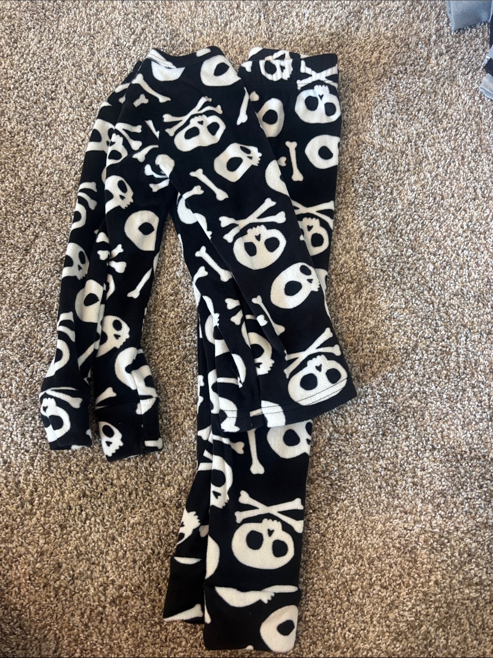 Cat & Jack Black and White Skull & Crossbones Kids Pajama Set
